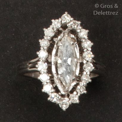 null Bague "Marquise" en platine, ornée d'un diamant de taille navette dans un entourage...