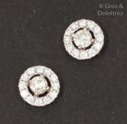 null Paire de boutons d’oreilles en or gris, ornés chacun d’un diamant taillé en...