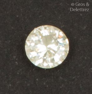 null Diamant taillé en brillant sur papier calibrant 1,04 carat.