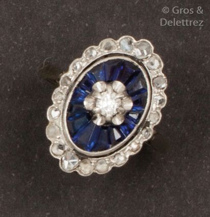 null Bague en platine et or gris, ornée d’un diamant taillé en brillant dans un double...