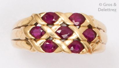 null Bague en or jaune matelassé, ornée de sept rubis ovales facettés. Tour de doigt?:...