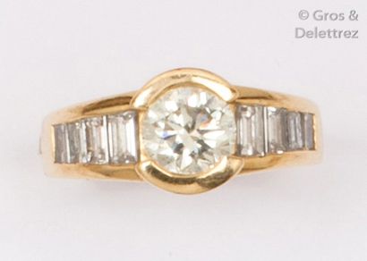 null Bague en or jaune, ornée d’un diamant taillé en brillant calibrant 0,80 carat...