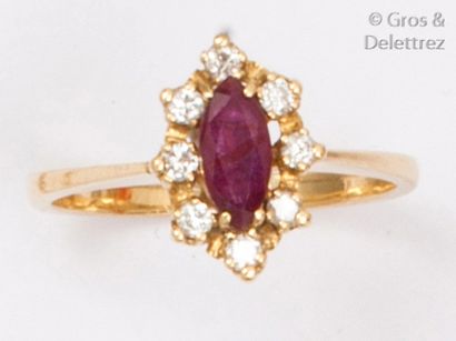 null Bague «?Fleur?» en or jaune, ornée d’un rubis navette dans un entourage de diamants...