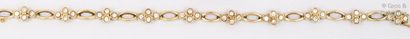 null Bracelet en or jaune, composé de mailles ovales ajourées alternées de motifs...