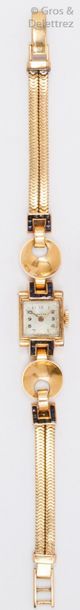 OMEGA Bracelet-montre de dame en or jaune, orné de motifs géométriques partiellement...