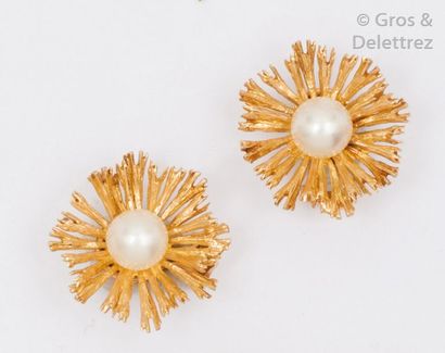 null Paire de boucles d’oreilles «?Fleur?» en or jaune ciselé, ornés de perles de...