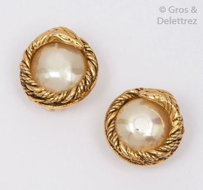 CHANEL Paire de boucles d’oreilles en métal doré ornées chacune d’une perle fantaisie....