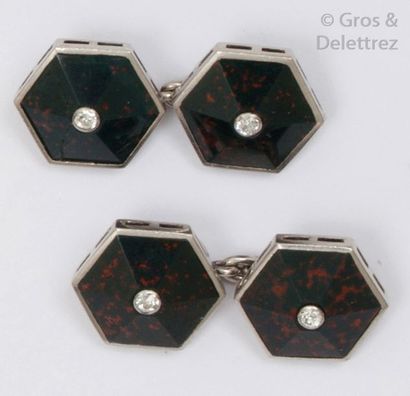 null Paire de boutons de manchettes hexagonales en or gris, ornées de jaspes sanguins...