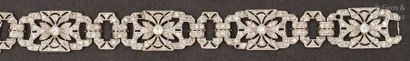 null Bracelet articulé en platine, composé de quatre plaques ajourées de motifs floraux...