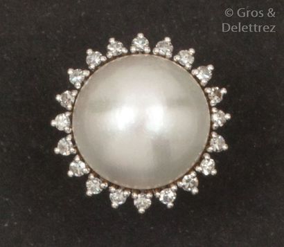 null Bague en or gris, ornée d’une perle mabé dans un entourage de diamants taillés...