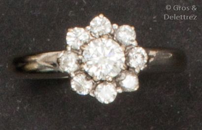 null Bague «?Fleur?» en or gris, ornée d’un diamant taillé en brillant dans un entourage...