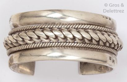 null Lot de deux bracelets rigides ouverts en argent. P. Brut?: 151,6g.