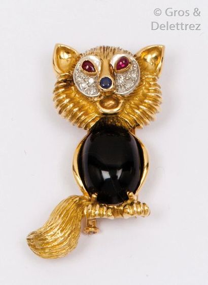 null Broche «?Renard?» en or jaune godronné et ciselé, ornée d’un cabochon d’onyx...