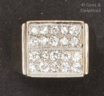 null Bague «?Chevalière?» en or rhodié, ornée d’un pavage de diamants taillés en...