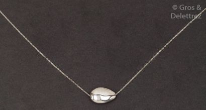 Herail Collier en or gris orné d’un pendentif oblong. Signé Herail. P. 8,8g.