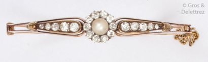 null Bracelet jonc en or jaune, orné d’un motif central serti d’une perle dans un...