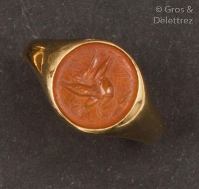 null Bague «?Chevalière?» en or jaune, ornée d’une intaille ronde romaine sur cornaline....