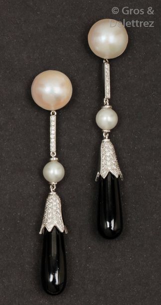 null Paire de pendants d’oreilles en or gris, ornés chacun d’une perle mabé, d’une...