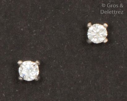 null Paire de boutons d’oreilles en or gris orné chacun d’un diamant taillé en brillant...