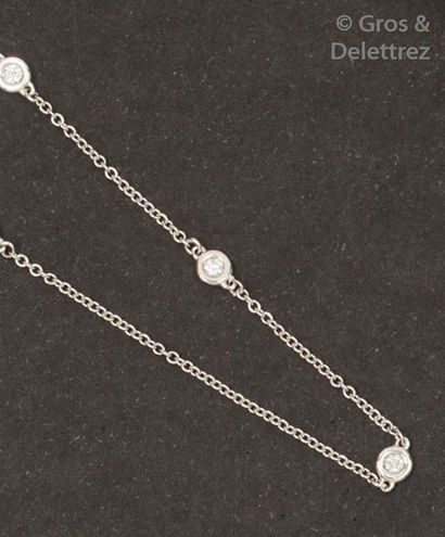 null Collier en or gris, orné de six diamants taillés en brillant en serti clos....