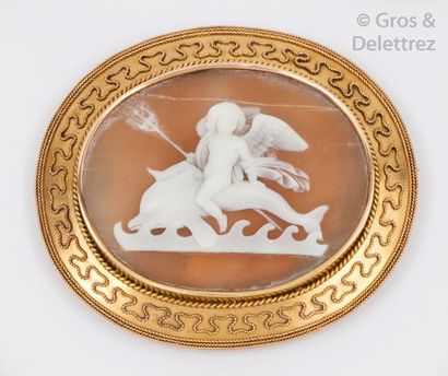 null Broche camée coquille en or jaune 14K représentant un ange sur un dauphin. Travail...