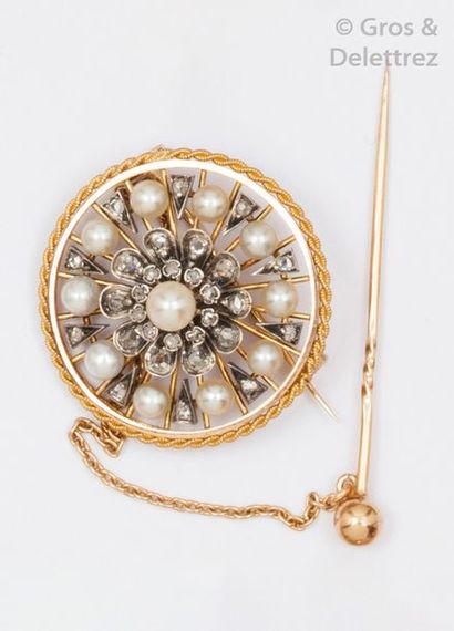 null Broche ronde «?Rosace?» en or jaune ajouré, ornée de perles entourées et alternées...