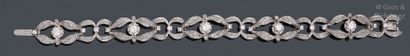 null Bracelet articulé en or gris ajouré, orné de cinq diamants taillés en brillant...