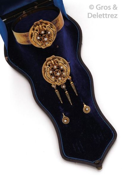 null Parure Napoléon III en or jaune émaillé et ciselé, ornée de demi-perles comprenant...