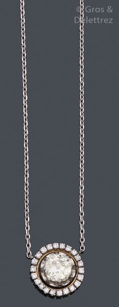 null Collier pendentif en or gris, orné d'un diamant coussin calibrant environ 2,30...