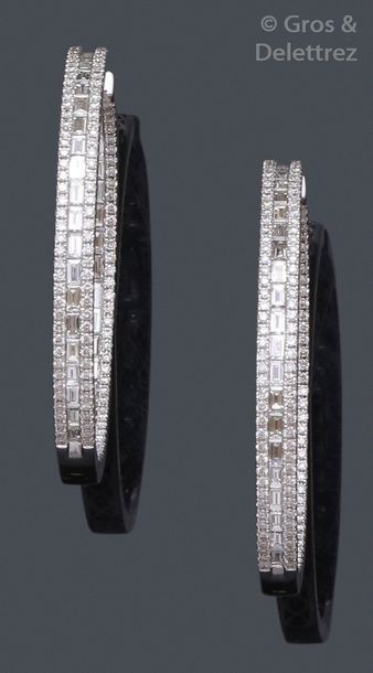 null Paire de créole en or gris, pavées de diamants baguettes et taillés en brillant...