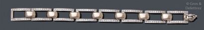 null Bracelet articulé en or gris, orné de maillons rectangulaires ajourés pavé de...