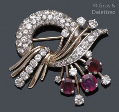 null Broche «Noeud» en platine et or gris, ornée de diamants taillés en brillant...