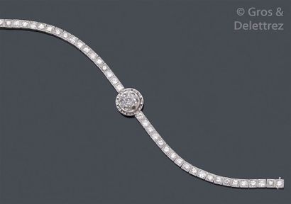 null Bracelet «Ligne» en or gris et platine, orné d'un motif circulaire pavé de diamants...