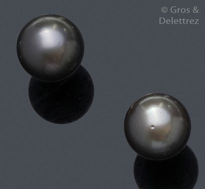 null Paire de boucles d'oreilles en or gris, ornées chacune d'une importante perle...
