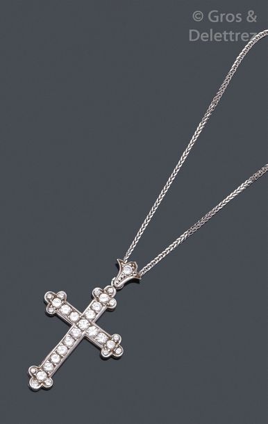 null Collier pendentif en or gris, ornée d'une croix sertie de diamants taillés en...