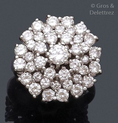 null Bague «Fleur» en or gris, ornée de diamants taillés en brillant.
Tour de doigt:...