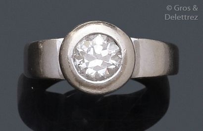 OJ. PERRIN Bague en or gris, ornée d'un diamant calibrant environ 1 carat en serti...