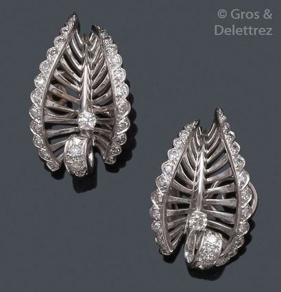 null Paire de clips d'oreilles «Feuilles» en or gris sertis de lignes de diamants...