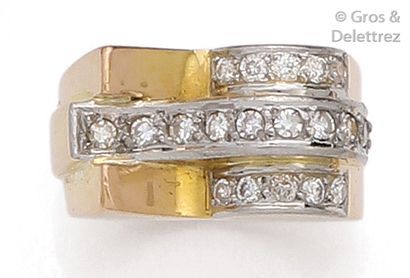 null Bague à pont en platine et or jaune, ornée de lignes de diamants taillés en...