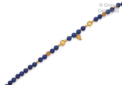 null Collier de perles de lapis-lazuli alternées de viroles en or jaune mat et filigrané,...