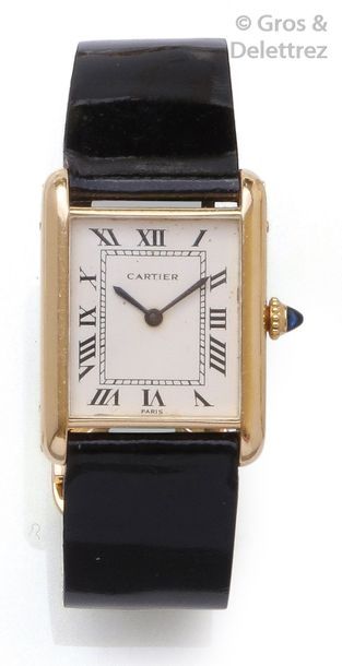 CARTIER «Tank» - Montre de dame en or jaune. Boîtier rectangulaire, cadran blanc,...