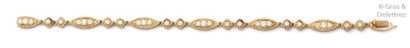 BOUCHERON Bracelet articulé en or jaune, à maillons oblongs alternés de maillons...