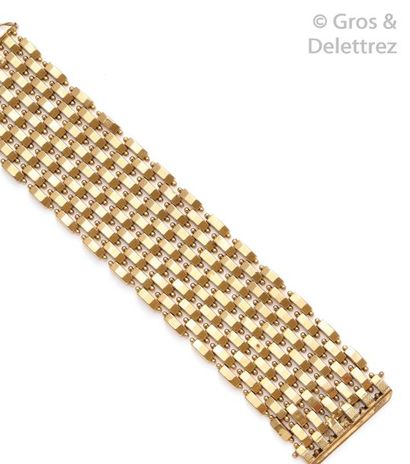 null Large bracelet «Manchette» articulé en or jaune.
Longueur: 18,5cm. P. 83,3g...