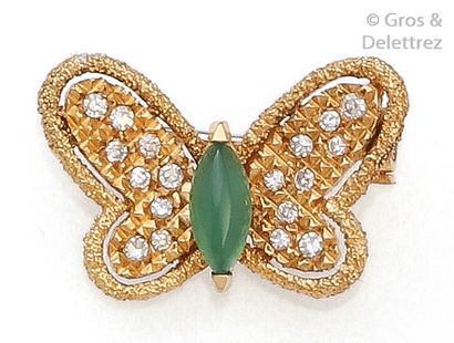 VAN CLEEF & ARPELS Broche «Papillon» en or jaune ciselé, les ailes serties de diamants...
