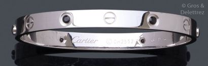 CARTIER «Love» - Bracelet en or gris, à décor de vis alternées de saphirs ronds facettés....
