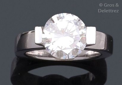 null Bague «Solitaire» en or gris, ornée d'un diamant pesant 3.43 carats.
Tour de...