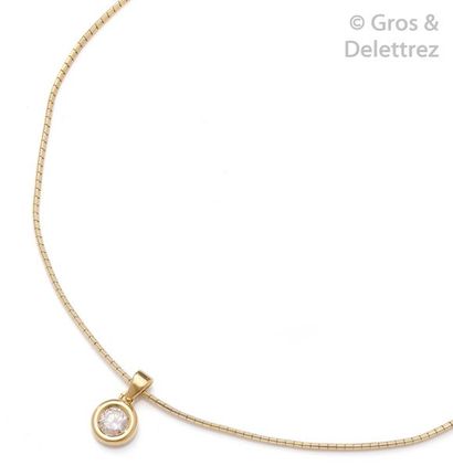 null Collier souple en or jaune, orné d'un diamant taillé en brillant calibrant environ...