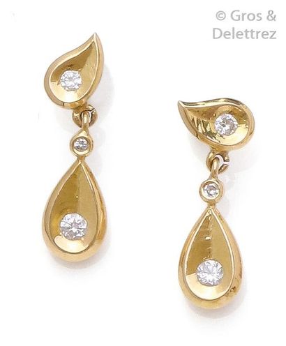 CARTIER Paire de pendants d'oreilles en or jaune en forme de goutte sertis de diamants...