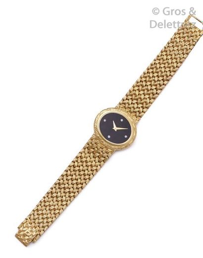 PIAGET Bracelet-montre de dame en or jaune. Boîtier ovale, cadran noir en onyx, index...