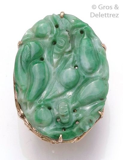 null Bague en or jaune 9 K, ornée d'une plaque ovale de jade jadéite à décor floral....